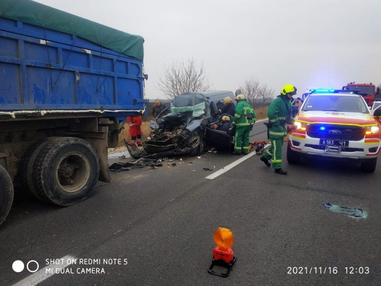 Жахлива автотроща на Прикарпатті: внаслідок зіткнення з вантажівкою загинув водій Peugeot ФОТО