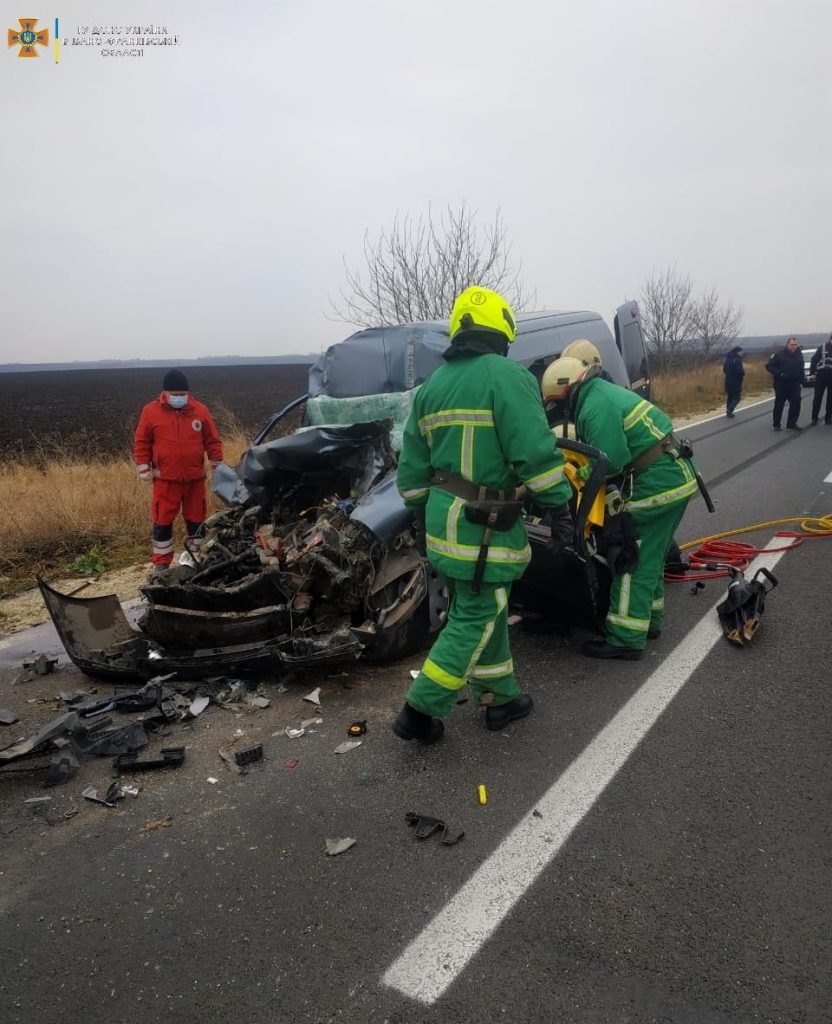 На Прикарпатті у жахливій автотрощі загинув поліцейський ФОТО
