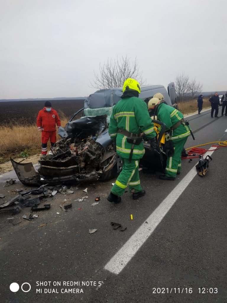 Жахлива автотроща на Прикарпатті: внаслідок зіткнення з вантажівкою загинув водій Peugeot ФОТО