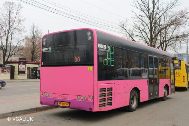 Вулицями Франківська курсує новий рожевий автобус ФОТО