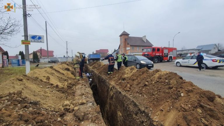 На Прикарпатті чоловіка врятували з-під земельного завалу ФОТО