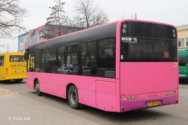 Вулицями Франківська курсує новий рожевий автобус ФОТО