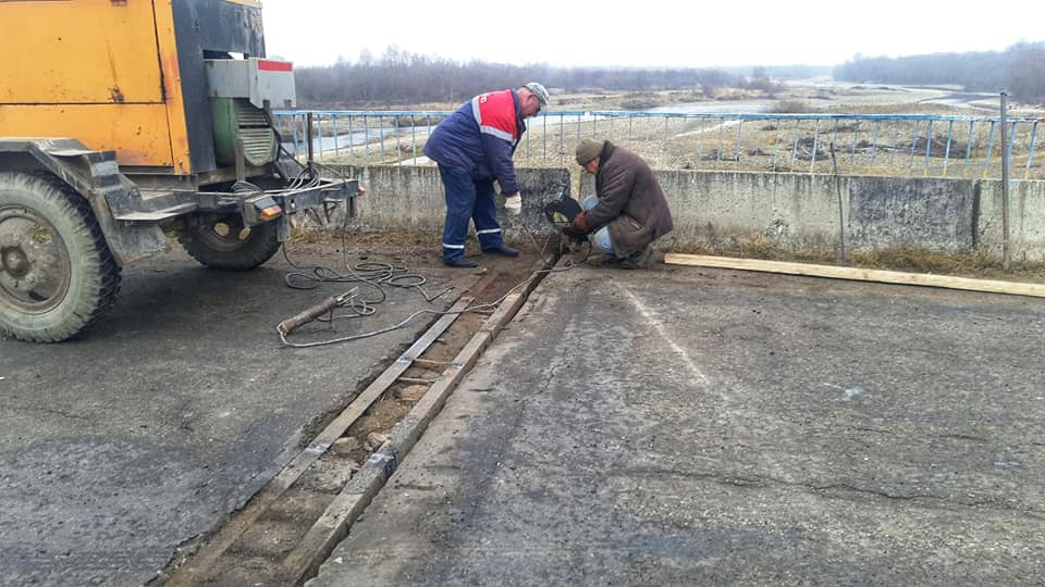 У Богородчанській громаді дорожники ремонтують міст ФОТО