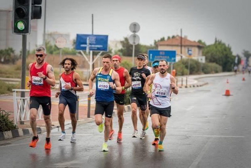 Двоє бігунів з Франківська фінішували на міжнародному марафоні на Кіпрі ФОТО