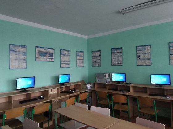 На Прикарпатті ліцей отримав нові комп'ютери через свідомий підхід до вакцинації ФОТО
