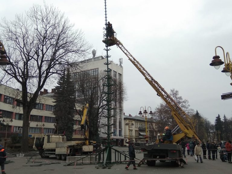 На Вічевому майдані у Франківську встановлюють головну ялинку міста ФОТО, ВІДЕО