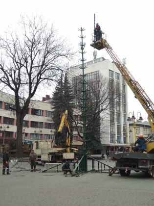 На Вічевому майдані у Франківську встановлюють головну ялинку міста ФОТО, ВІДЕО