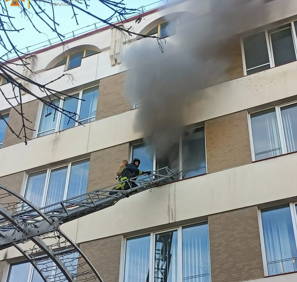 Горіло в приміщені податкової: відомі деталі пожежі у середмісті Франківська ФОТО, ВІДЕО