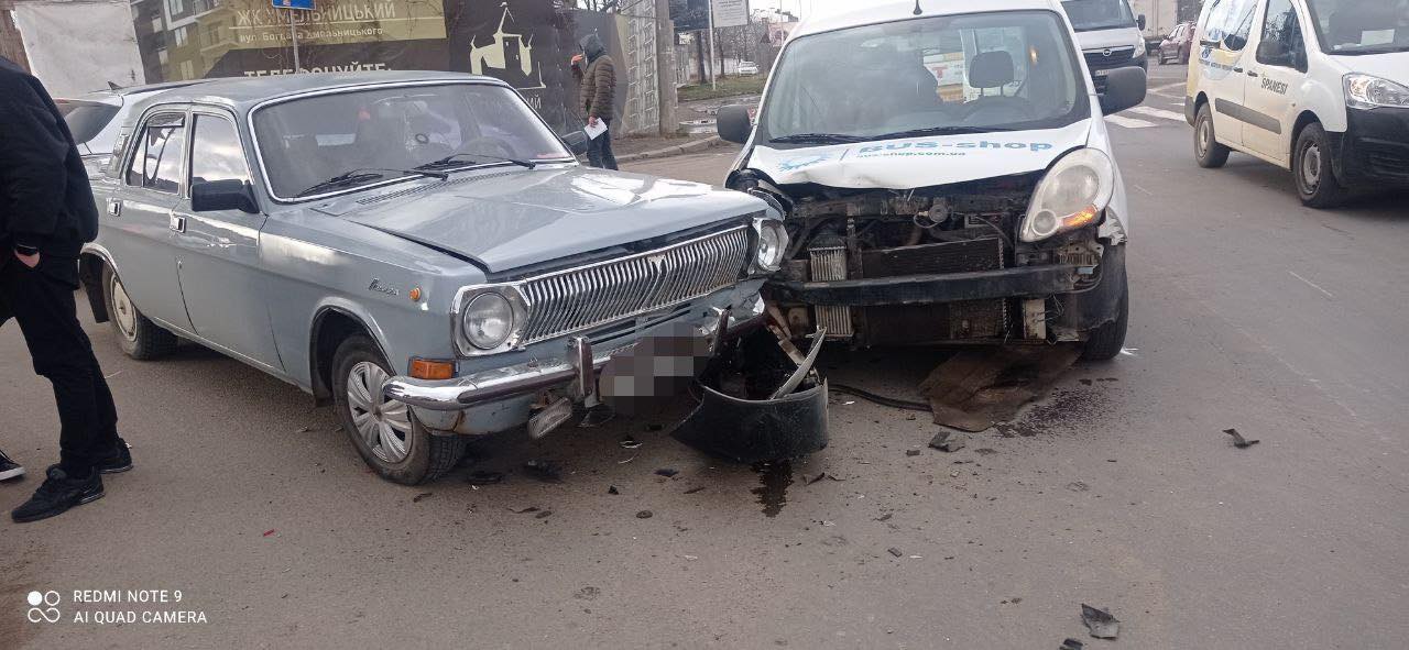 У Франківську зіткнулися три автівки через неуважність водіїв ФОТО