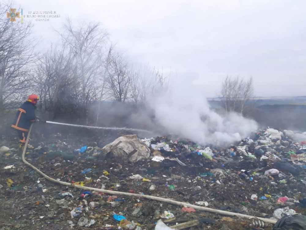 Масштабна пожежа спалахнула на сміттєзвалищі у Тлумачі ФОТО