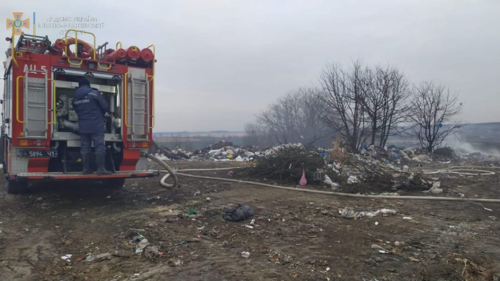 Масштабна пожежа спалахнула на сміттєзвалищі у Тлумачі ФОТО