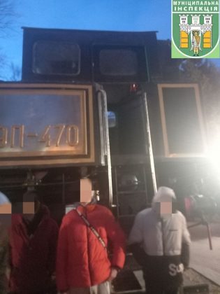 У Привокзальному сквері вандали понищили ретро-паровоз ФОТОФАКТ