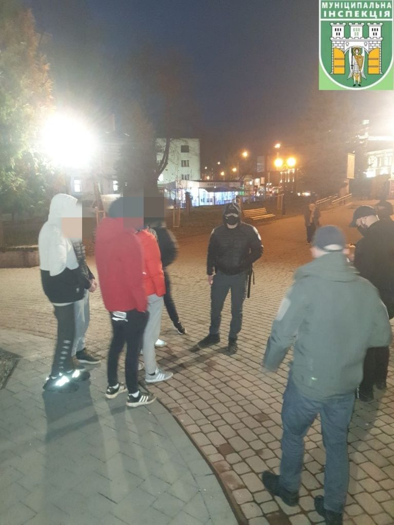 У Привокзальному сквері вандали понищили ретро-паровоз ФОТОФАКТ