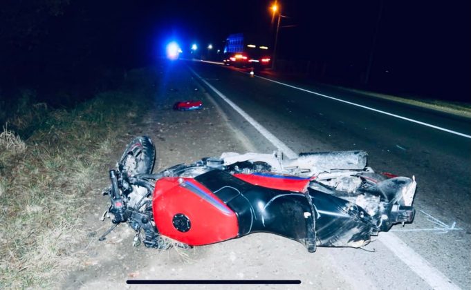 Не впорався з керуванням: на Прикарпатті в ДТП загинув молодий мотоцикліст, за життя 17-річного пасажира борються лікарі ФОТО