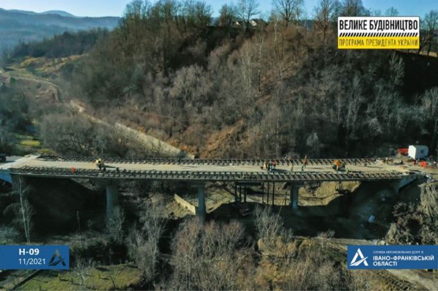 На шляхопроводі в Делятині завершили бетонування монолітної залізобетонної плити ФОТО