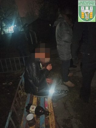 У Франківську молодики "під кайфом" чіплялися до мешканців будинку та перехожих ФОТО