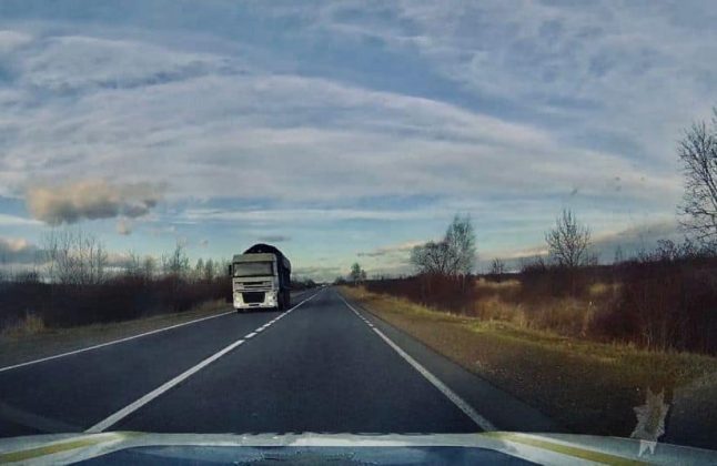 Поліцейські Франківщини вилучили у водія вантажівку з незаконно зрубаною деревиною ФОТО