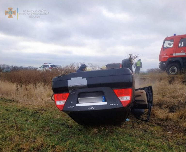 На Франківщині авто злетіло з дороги, перекинулось та загорілось - на місці ДТП працюють рятувальники ФОТО