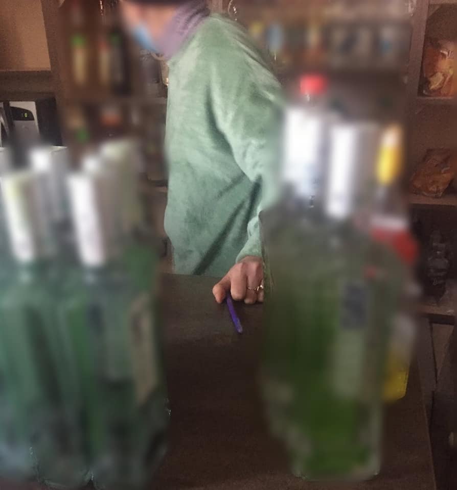 На Прикарпатті поліцейські вилучили маже сотню пляшок фальсифікованого алкоголю