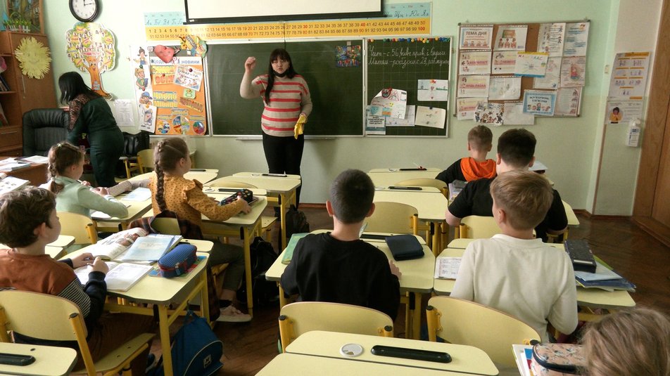 На Прикарпатті невакцинована вчителька, попри відсторонення, планує й далі ходити на роботу ФОТО