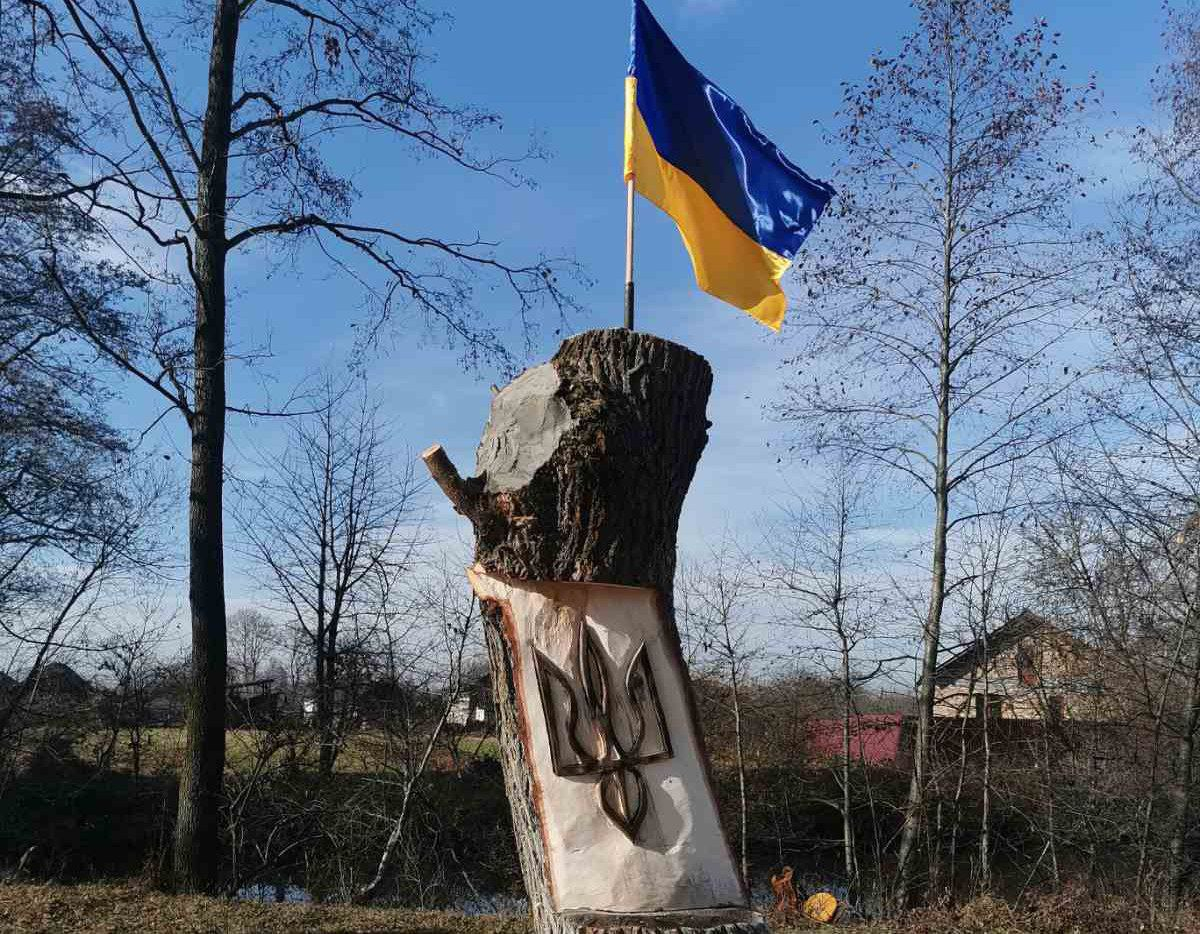 Поблизу Франківська в дереві вирізали національний символ України ФОТО