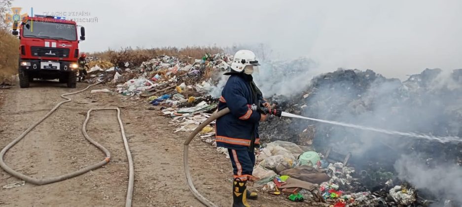 У Тлумачі вже другий день горить сміттєвий полігон ФОТОРЕПОРТАЖ