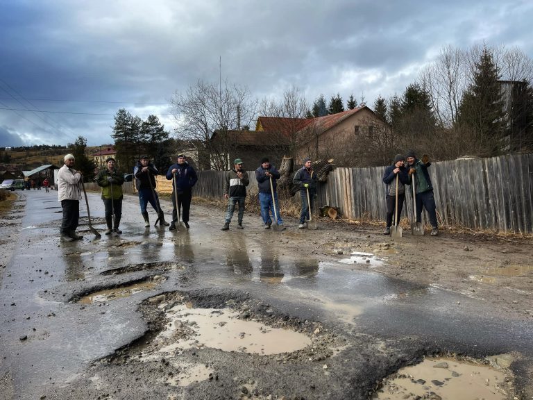 У Ворохті місцеві мешканці власними силами ремонтують вулицю