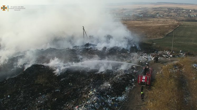 Четверту добу триває гасіння пожежі на тлумацькому сміттєзвалищі ФОТОРЕПОРТАЖ