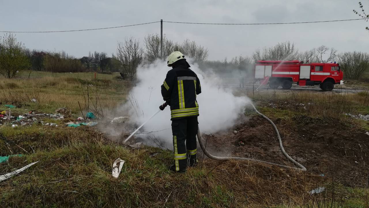 Упродовж минулої доби прикарпатські пожежники тричі виїжджали на гасіння сміття