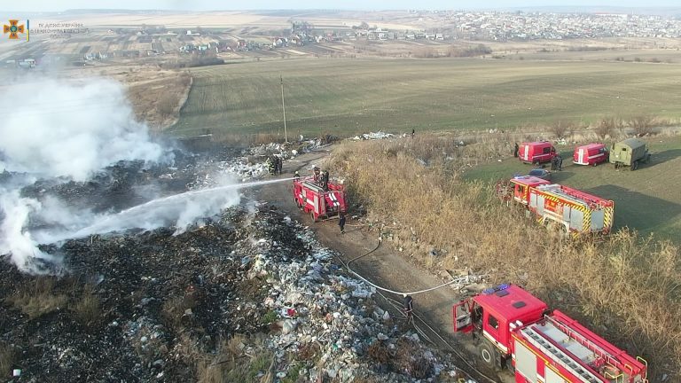 Четверту добу триває гасіння пожежі на тлумацькому сміттєзвалищі