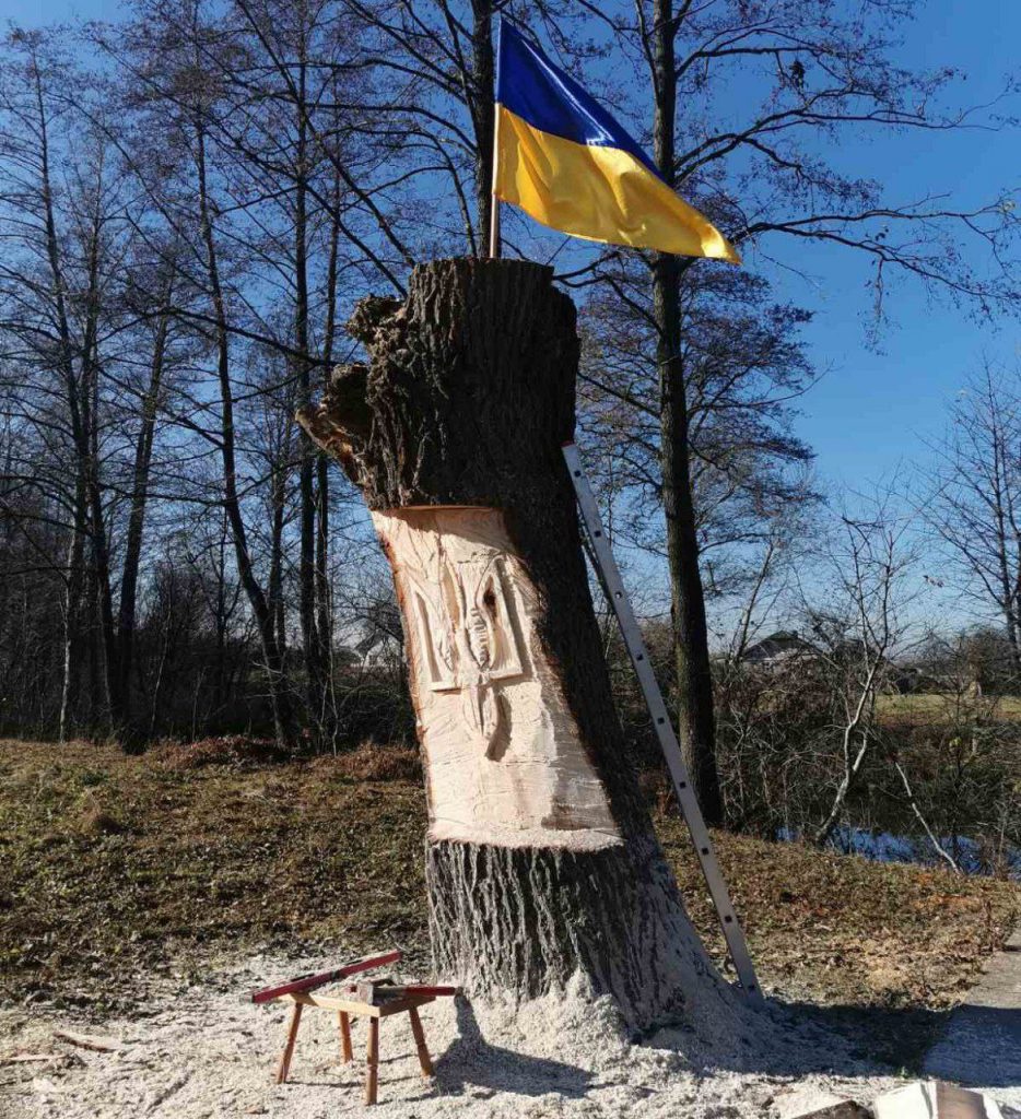 Поблизу Франківська в дереві вирізали національний символ України ФОТО