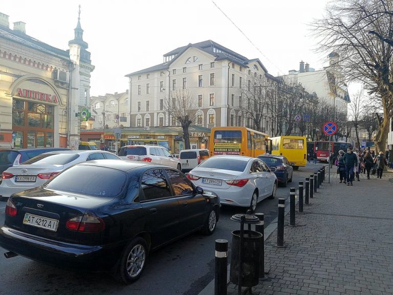 Рух паралізований: у центрі Франківська дві ДТП за участі автобусів ФОТО