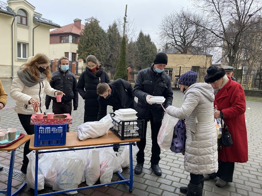 В Івано-Франківську волонтери щонеділі роздаватимуть безкоштовні обіди для нужденних