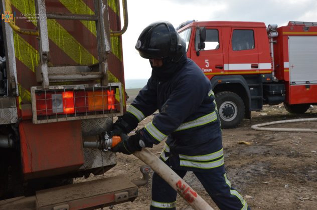 Четверту добу триває гасіння пожежі на тлумацькому сміттєзвалищі ФОТОРЕПОРТАЖ