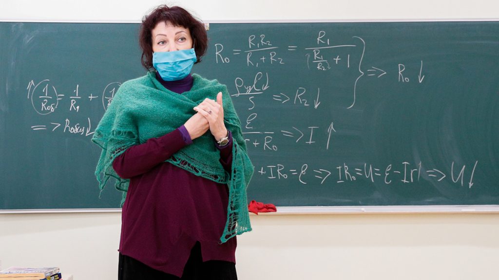 На Франківщині відсторонили від роботи 575 невакцинованих від COVID-19 освітян