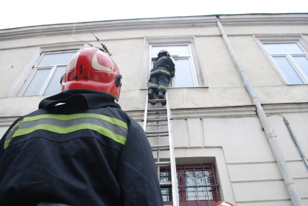 Прикарпатські рятувальники визволили з квартирного полону однорічну дитину