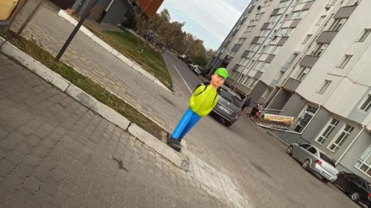 В Угорниках демонтували незаконно встановленого біля пішохідного переходу "чоловічка"