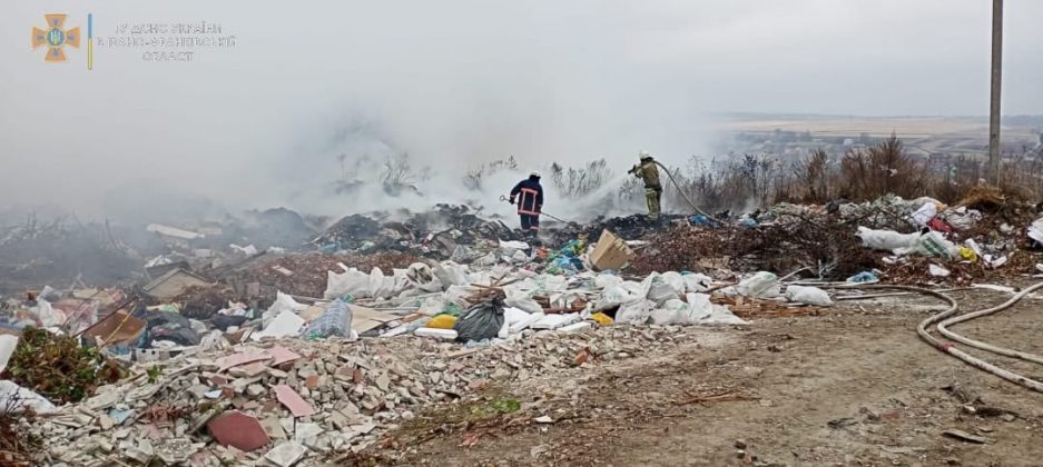 У Тлумачі вже другий день горить сміттєвий полігон ФОТОРЕПОРТАЖ