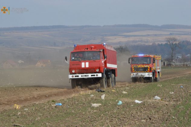 Четверту добу триває гасіння пожежі на тлумацькому сміттєзвалищі ФОТОРЕПОРТАЖ