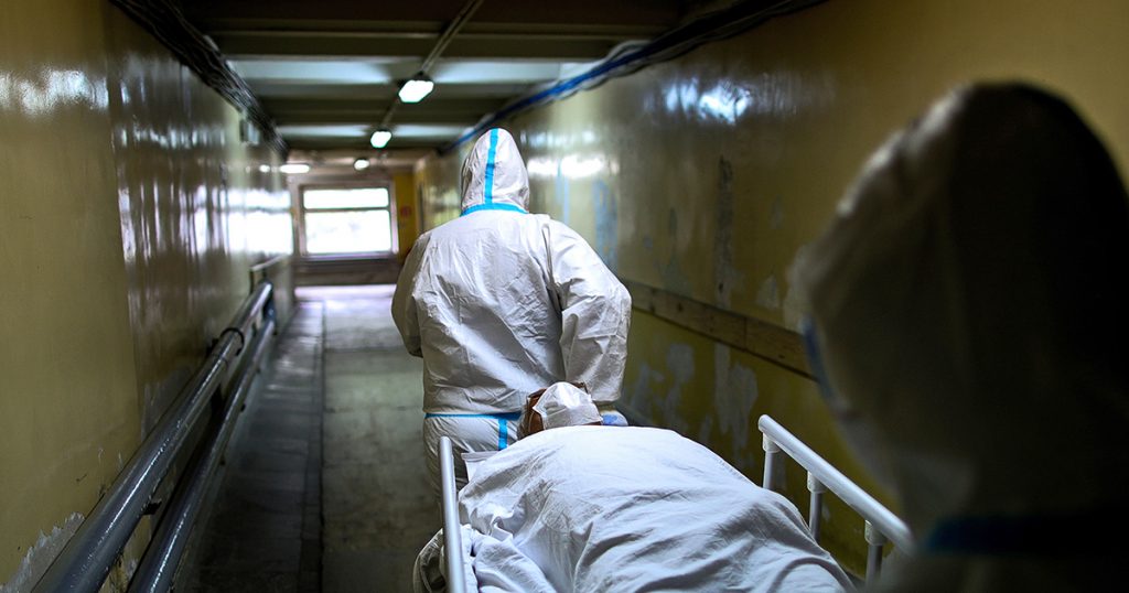 Тіло залишили у коридорі і ходили повз: у сусідній області в поліклініці помер чоловік, який намагався потрапити до лікаря