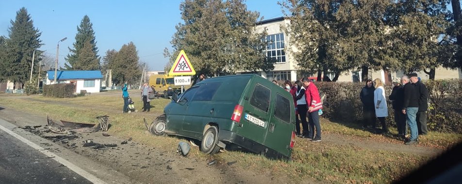 Від сильного удару одне з авто опинилось в кюветі: подробиці автотрощі на Прикарпатті, де травмувались дві пасажирки ФОТО