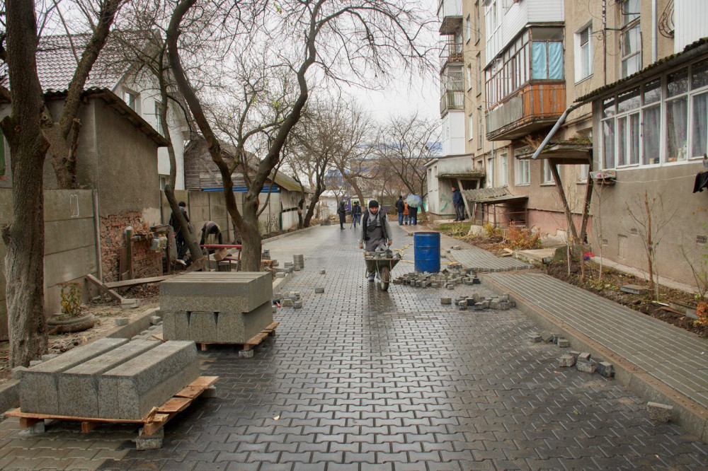 У Франківську завершують ремонт одного із найгірших дворів ФОТО