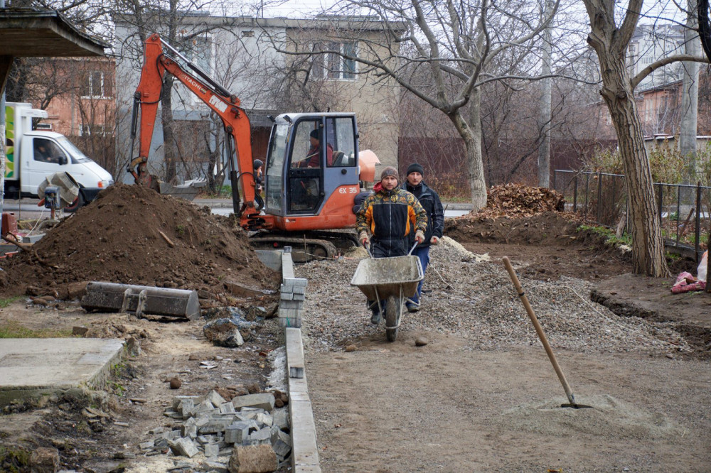 В Івано-Франківську відремонтували один із найгірших дворів ФОТО