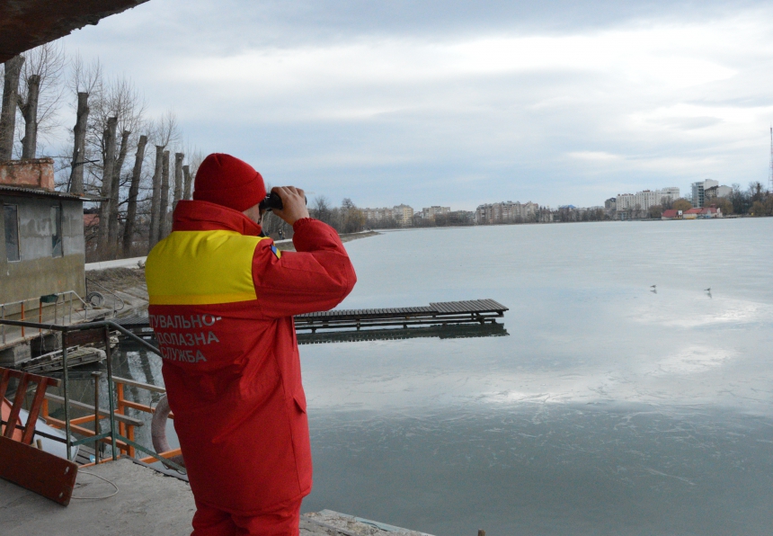 Дітлахи, які розважаються у небезпечних місцях біля водойм, завдають клопотів прикарпатським рятувальникам