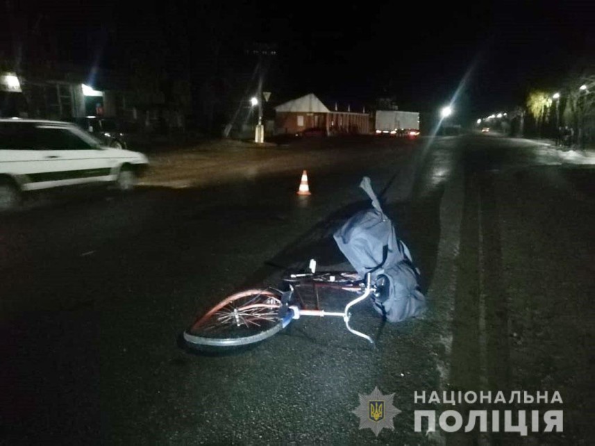 Вечері на Франківщині під колеса авто потрапив літній велосипедист - з серйозними травмами з місця ДТП його забрала "швидка"