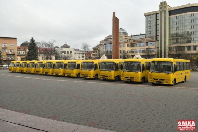 Прикарпатські громади отримали нові шкільні автобуси ФОТО