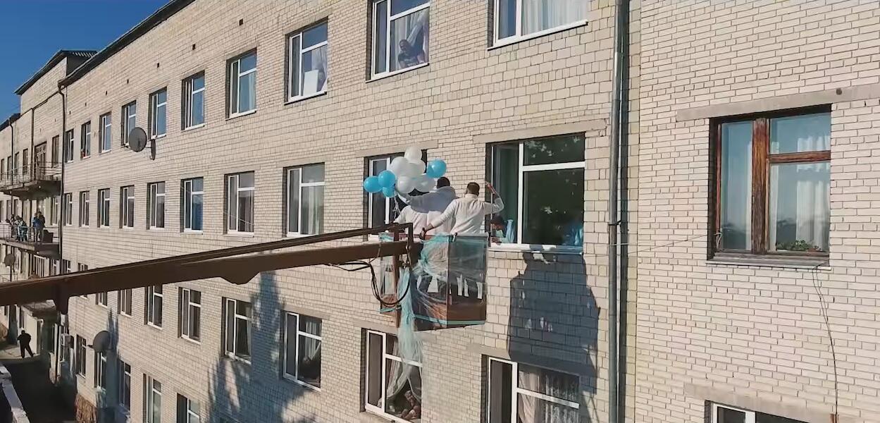 На Прикарпатті друзі в оригінальний спосіб привітали сім'ю з народженням сина ВІДЕО