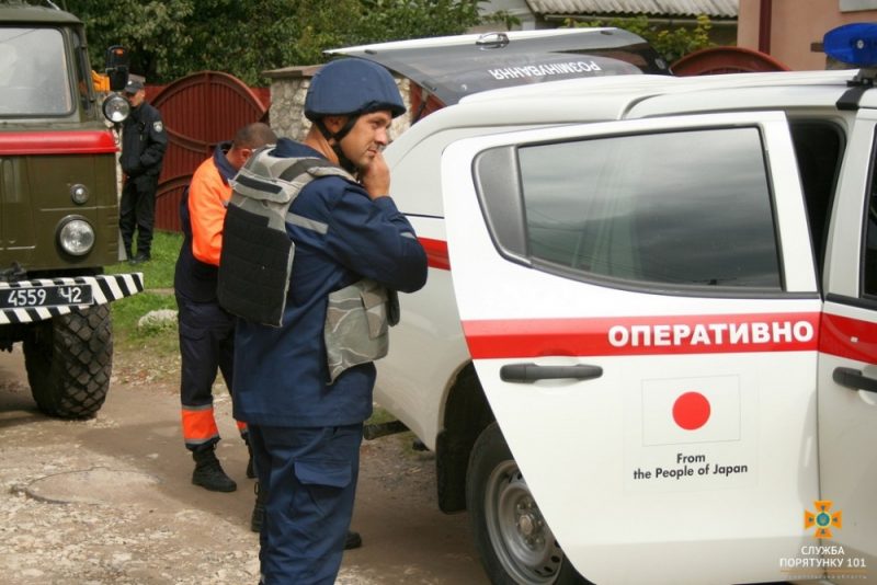 На присадибній ділянці прикарпатського ґазди піротехніки знешкодили виявлену напередодні мінометну міну