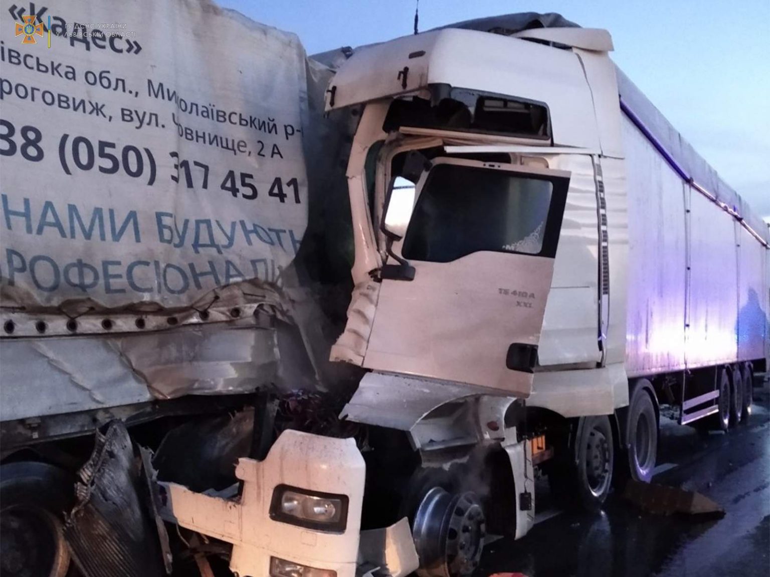 На автодорозі Івано-Франківськ – Львів ДТП за участі двох вантажівок: рух суттєво ускладнено