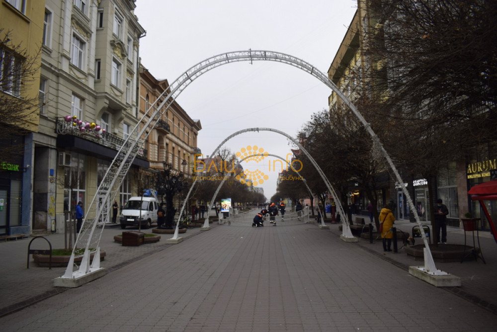 На франківській "стометрівці" вже монтують новорічні арки ФОТО